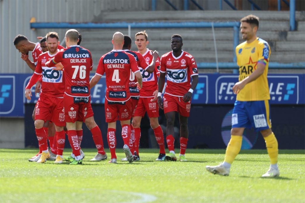 KV Kortrijk pakt felbevochten zege na goal in minuut 96 (!), rode lantaarn Waasland-Beveren heeft lot niet meer in eigen handen