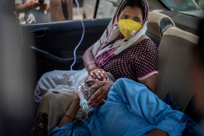 The patient gets oxygen in the car.