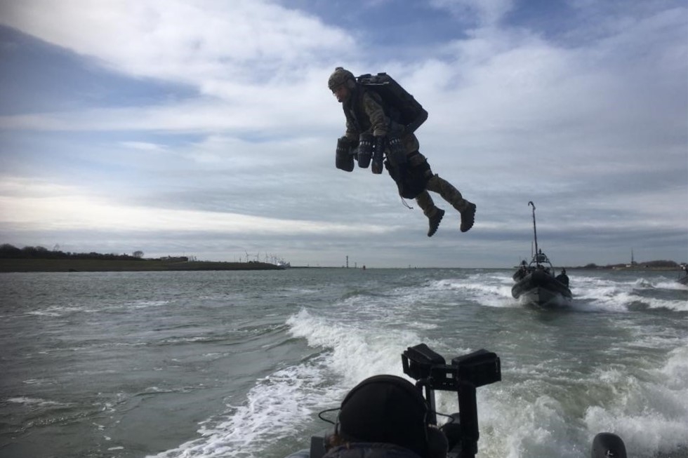 Nederlandse special forces springen met vliegpak tot op uw dak