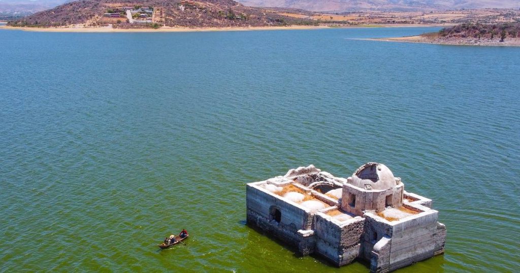 A historical temple rises from the water after 40 years due to severe drought |  Instagram HLN