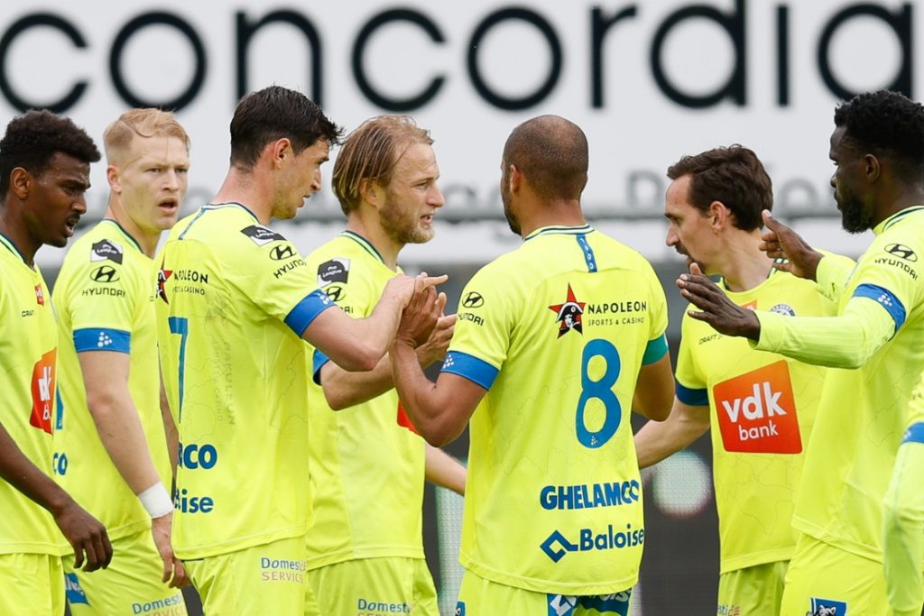 AA Gent walst over tien man van KV Oostende en komt na ruime zege aan de leiding in Europe play-offs