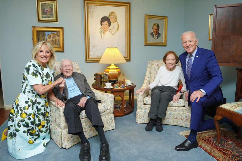 "Does this guy live in a dollhouse?": Biden's picture with a cart ...