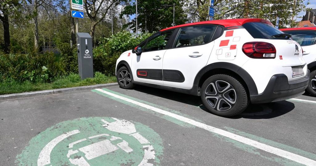 Limiting parking time should increase the flow of electric vehicles at charging stations |  The interior