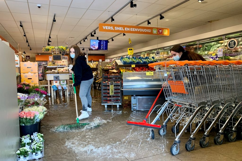 Thousands of liters of water enter the supermarket, but customers ... (Michellen)