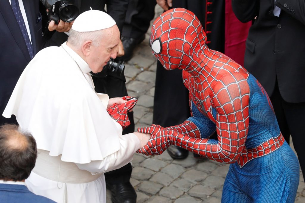 ‘Spider-Man’ op audiëntie bij de paus