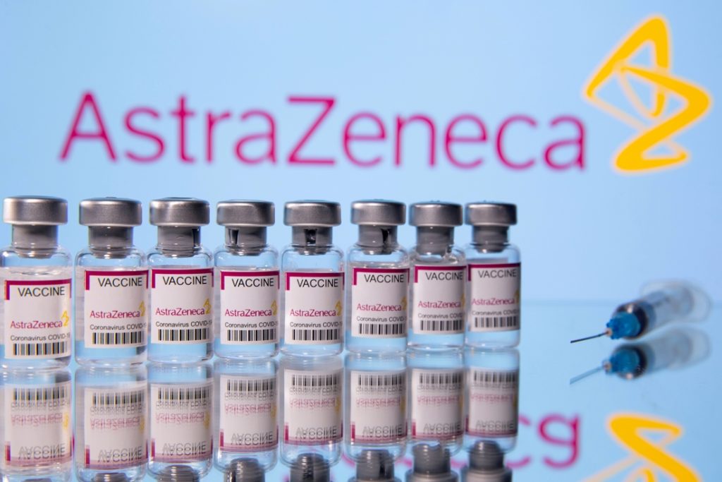 Brusselse rechtbank beveelt AstraZeneca vaccins te leveren, maar minder dan EU eiste