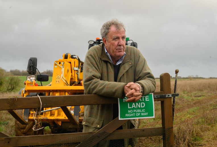 Farmer Jeremy Clarkson plowing his field with a huge Lamborghini: "There is no greater happiness for me now"