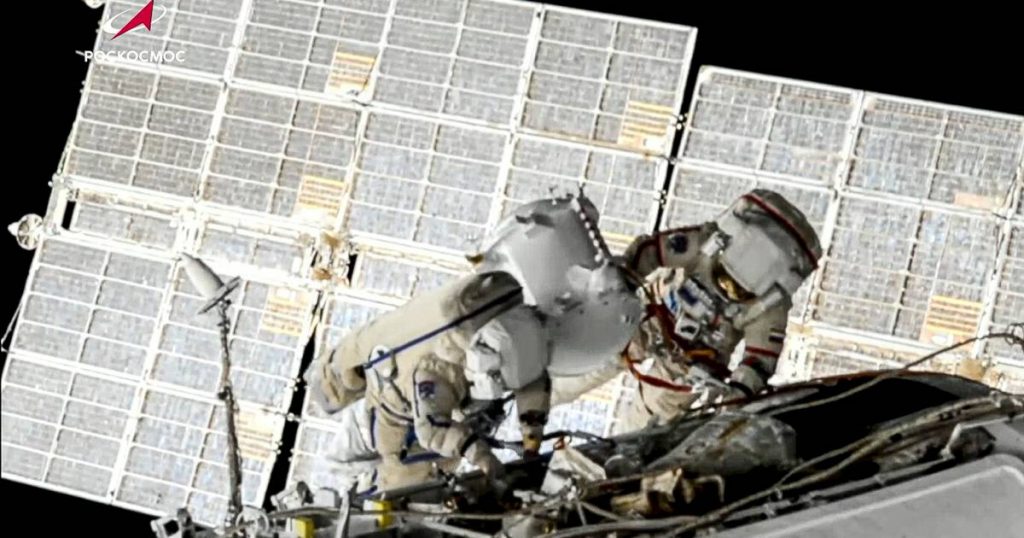 Two astronauts have walked in space |  Science