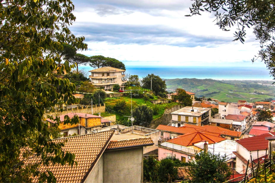 Italiaanse dorpjes geven je 28.000 euro als je er gaat wonen en een zaak start
