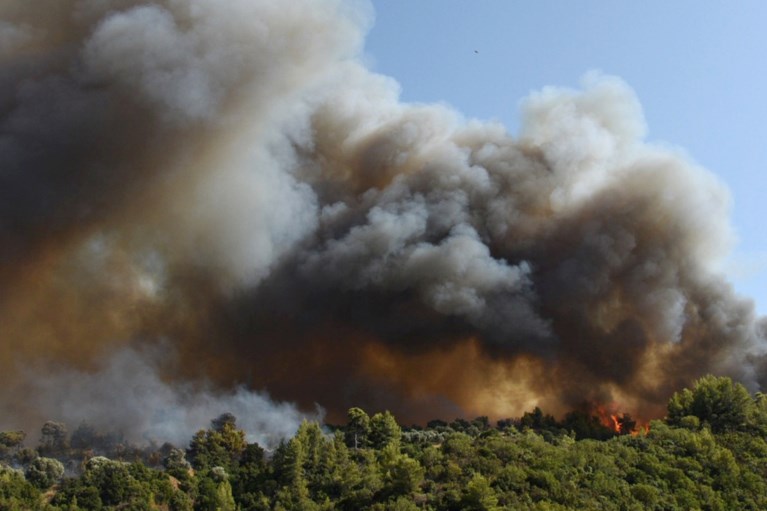 Historically long heat wave: Villages on the Greek peninsula evacuated due to wildfires