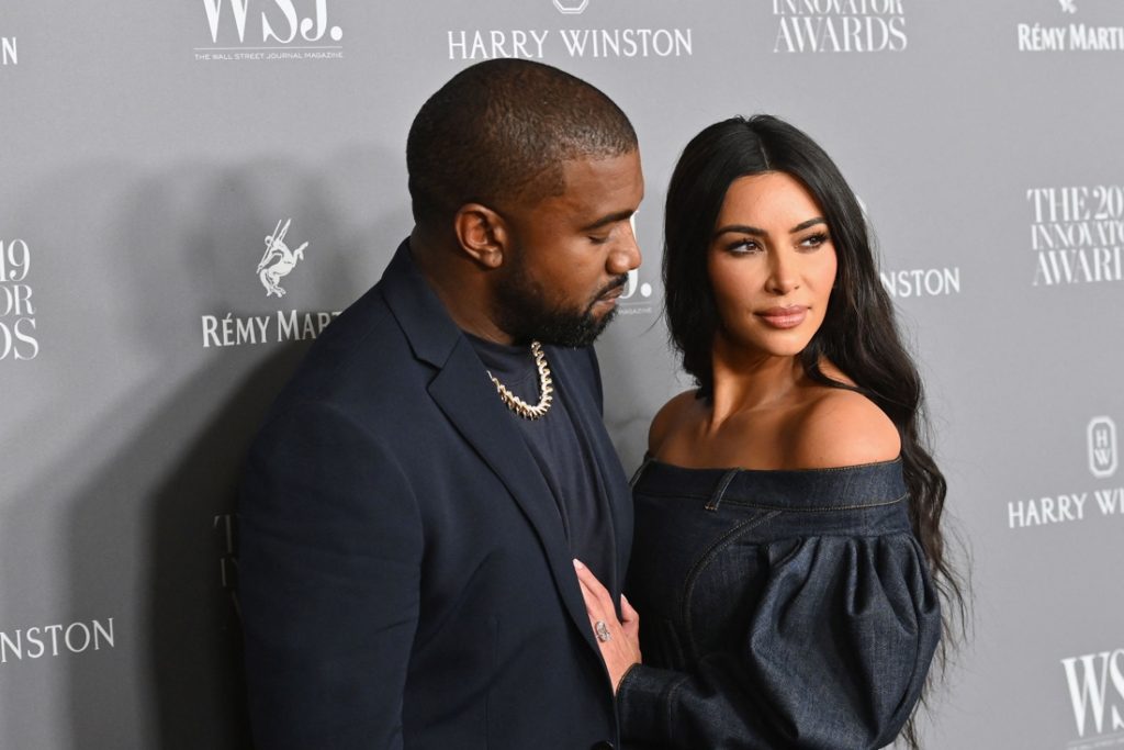 Kim Kardashian draagt trouwjurk om te “hertrouwen” met Kanye op releasefeest van zijn nieuw album