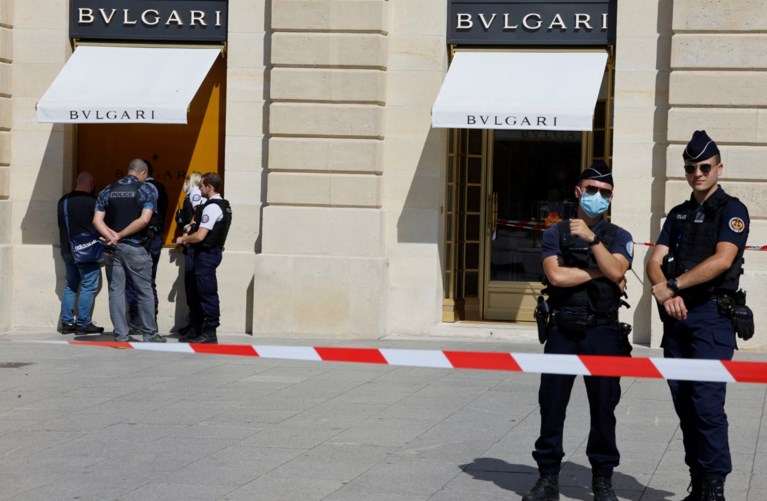 Stunning jeweler heist: police chase culprits on the streets of Paris, suspect leaves bag full of jewels
