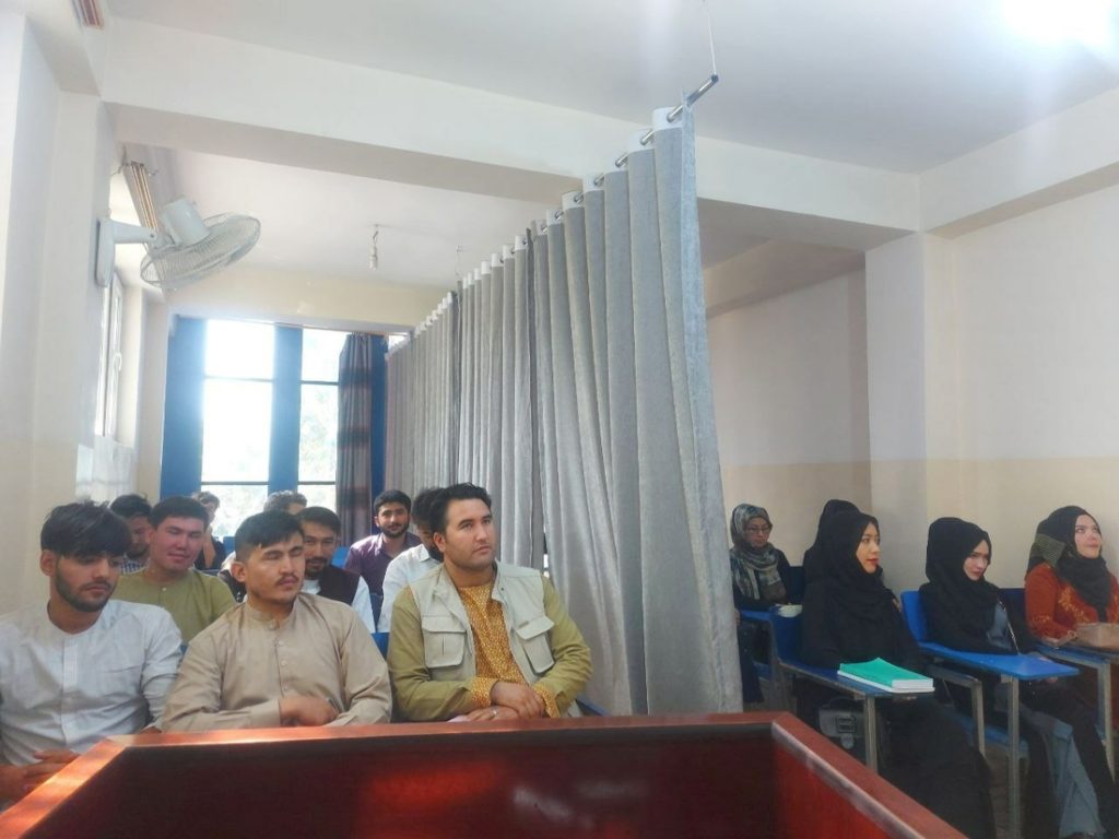 New rules in Afghan universities: the curtain separates...