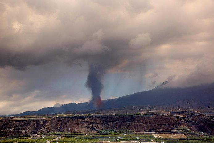 The volcano is still active, with a cloud of ash and gas up to 4,500 meters high.