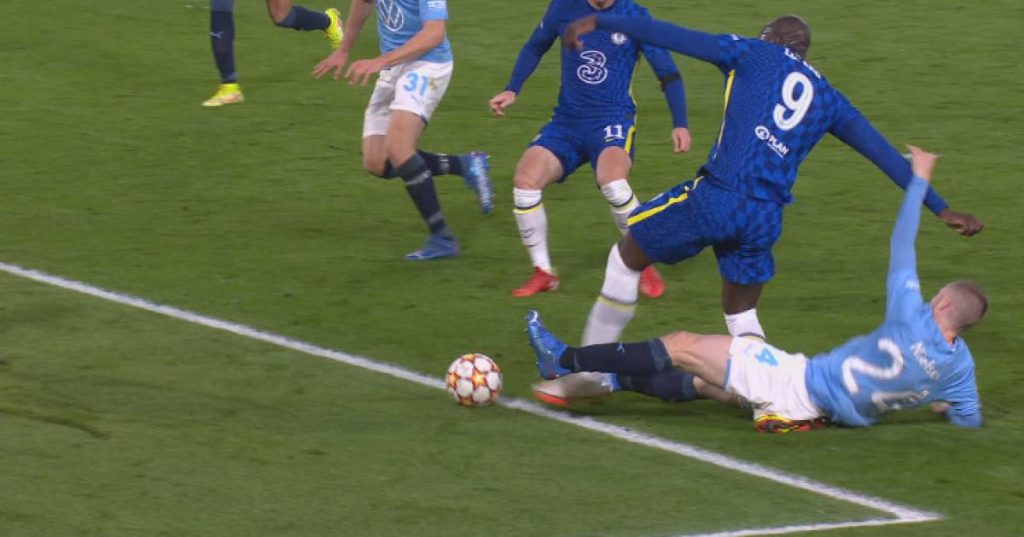 Afraid to wait for an ankle check: Romelu Lukaku limps to the side after a strong tackle |  The third round of the Champions League