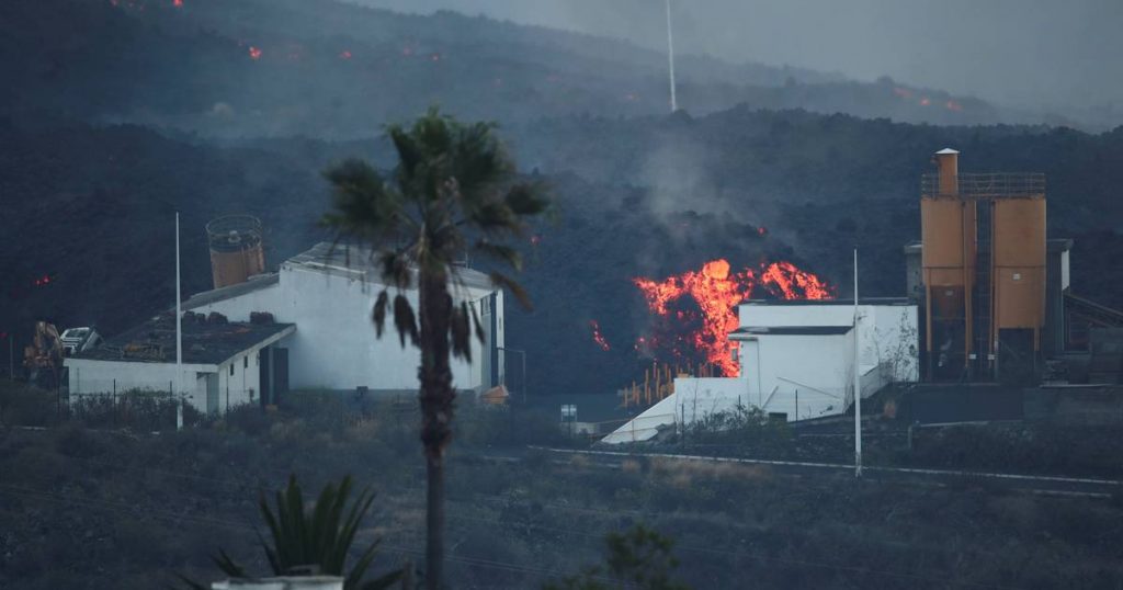 Lava debris the size of a three-story building reverberates from the side of the volcano in La Palma |  Abroad