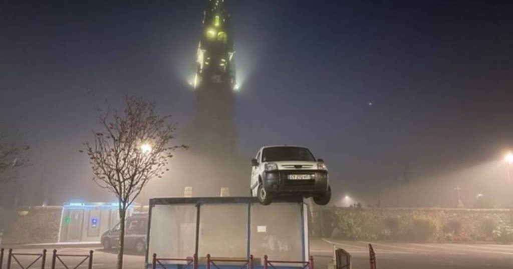 Mystery solved in France: This is how a pickup truck ended up in a bus shelter |  a stranger