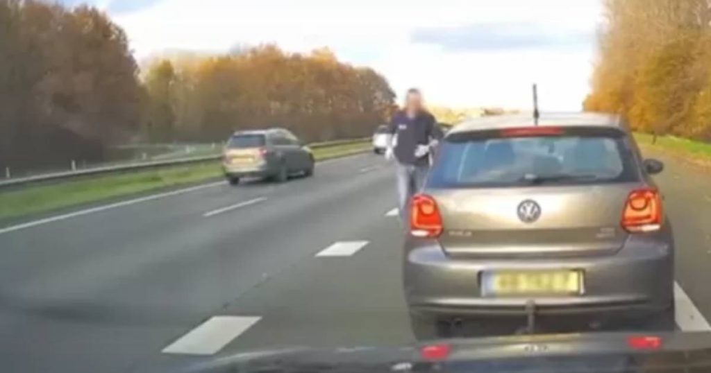 Pictures showing how the hero rescues a sick woman on the highway with a striking move: “She was behind the wheel like a limp doll” |  Abroad