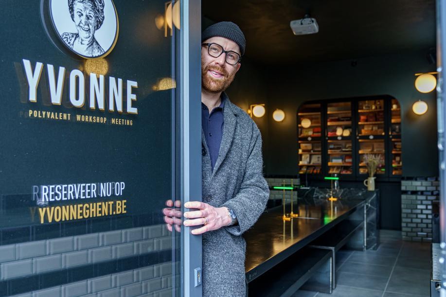 Barbers opened a community center in Gentbruge, dedicated to Romain Dekounenc's wife (Ghent)
