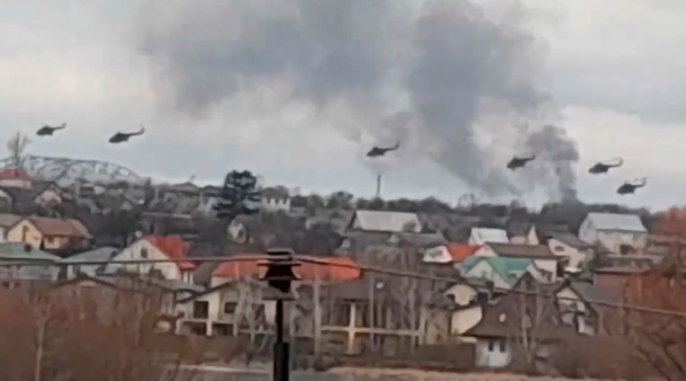 Several helicopters launched an attack this afternoon on the hostel military base, about twenty-five kilometers northwest of Kiev.  After a fierce fight, they could have taken the airport.  It is feared that Russia will now be able to move soldiers more easily to encircle and harass the capital.  AP . image