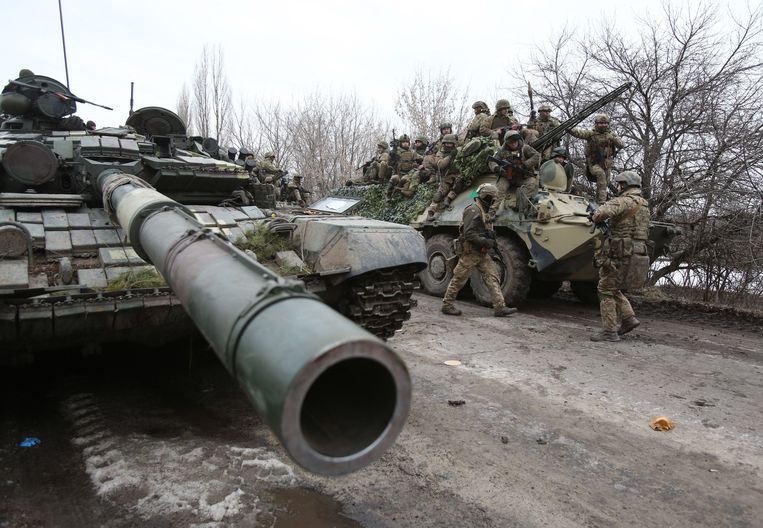 Ukrainian soldiers prepare to defend themselves in Luhansk, eastern Ukraine.  AFP photo
