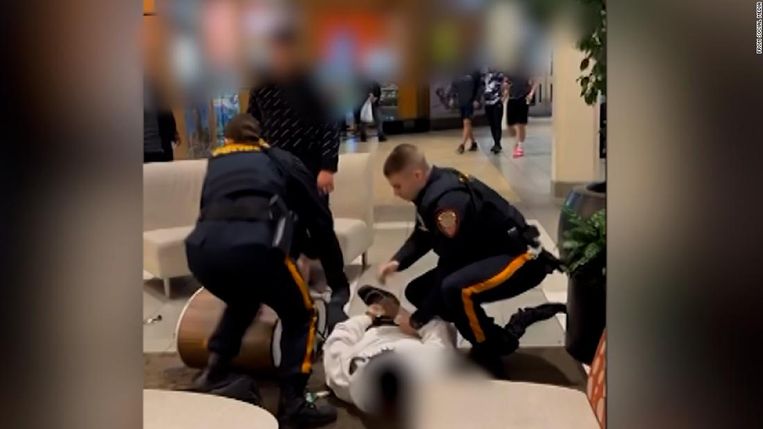 White boy can recover safely, black boy hits his knee in the neck: amazement at police action in an American brawl