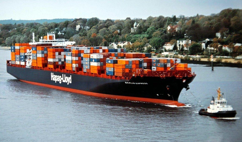 Hapag-Lloyd, among others, has halted freight bookings to and from Russia in the meantime. 