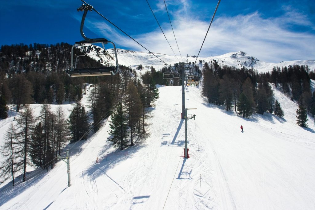 Shivering and vomiting: Dutch students hospitalized after skiing in France