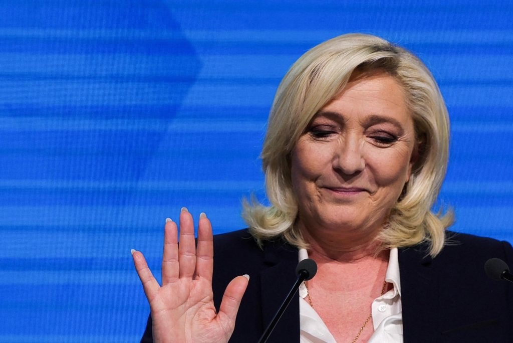 Marine Le Pen makes a promise: If she wins the presidential election, France will stay with the EU and the eurozone