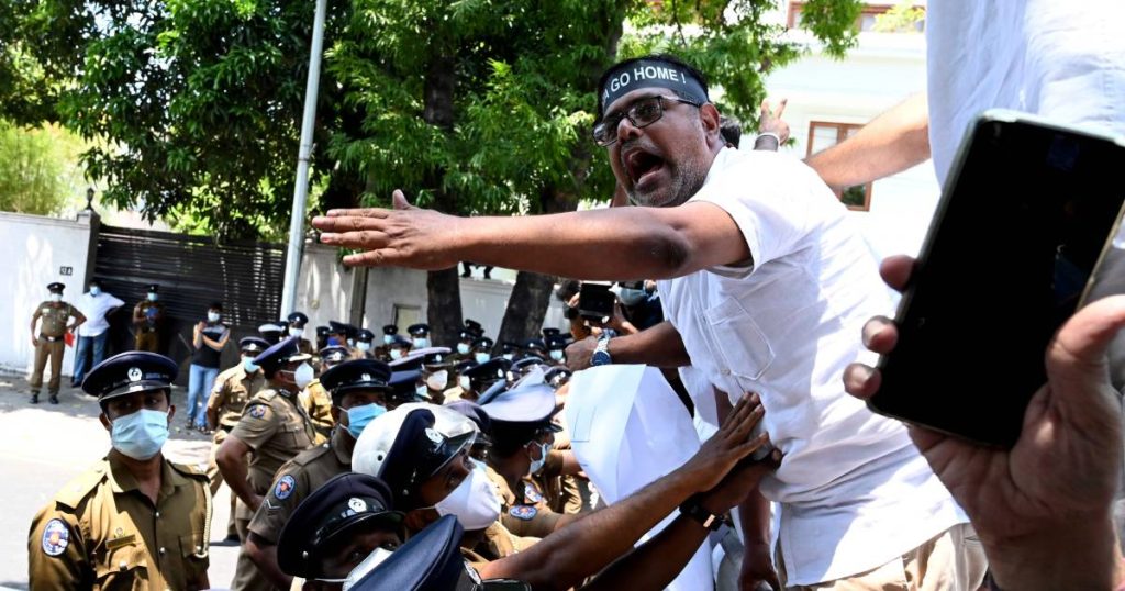 Social media blocked in Sri Lanka and a demonstration against rising costs |  Abroad