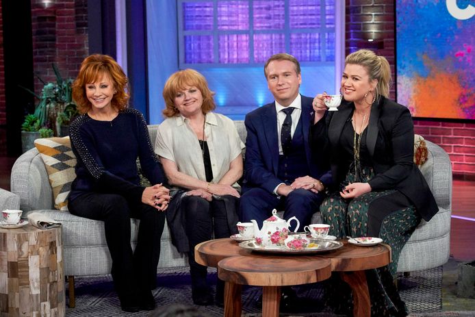 Reba McEntire, Lesley Nicholl, Grant Harold the Royal Butler and Kelly Clarkson on the show 