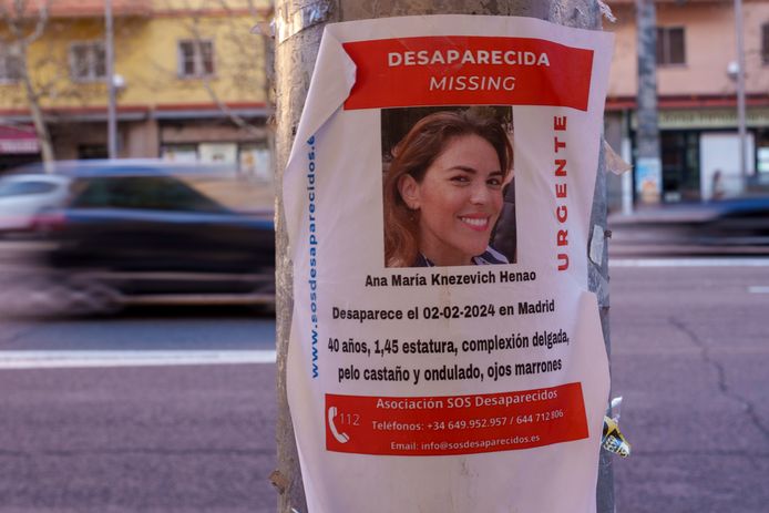 Poster of the missing American woman on a street in Madrid.