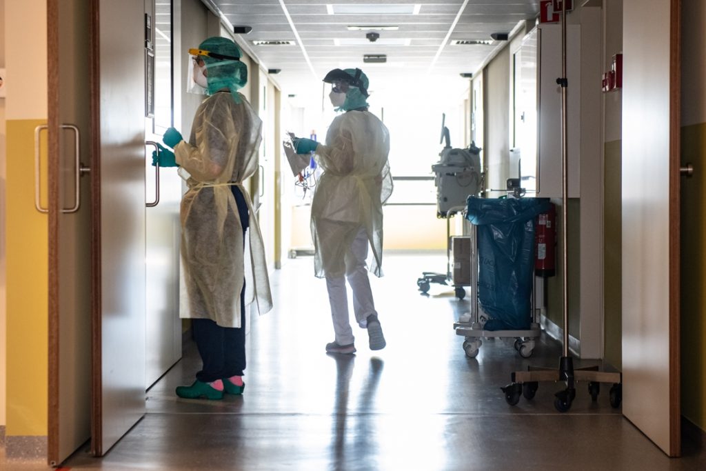 Druk op ziekenhuizen slinkt gestaag, aantal besmettingen met coronavirus stagneert