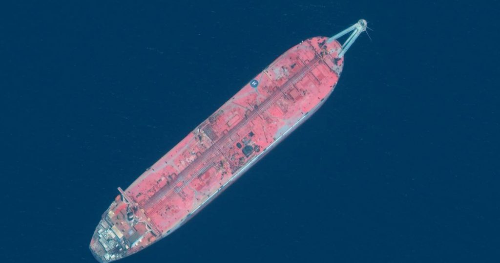 Fears of an environmental disaster in Yemen: 200 million liters of oil from the tanker could flow into the Red Sea |  abroad