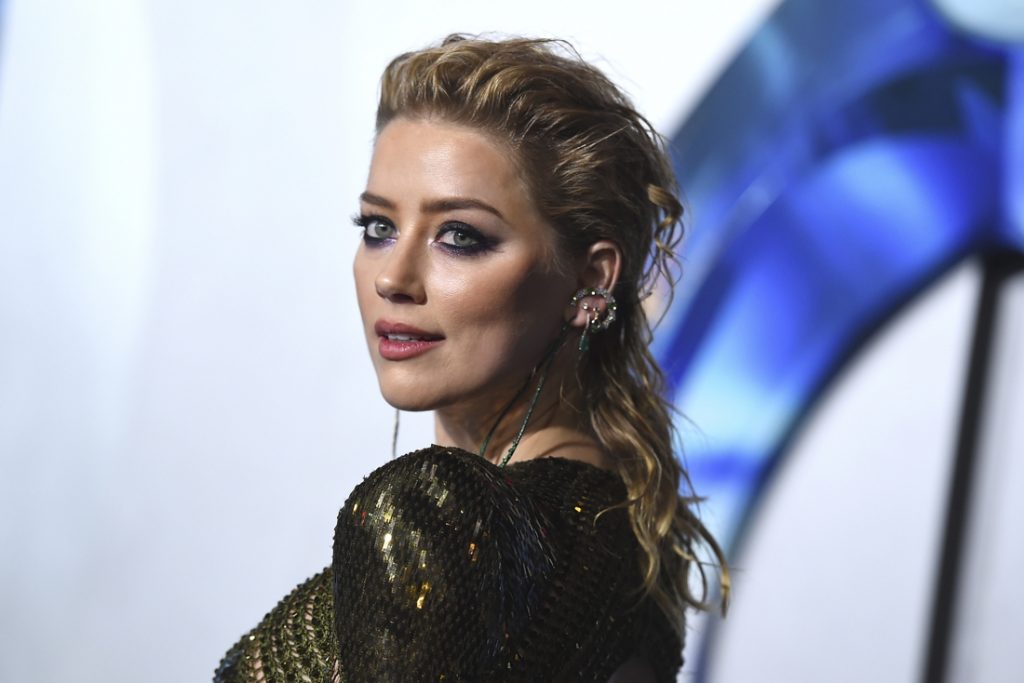 Actrice Amber Heard is “op eigen voorwaarden” mama geworden: “Hoop dat dit ooit normaal wordt”