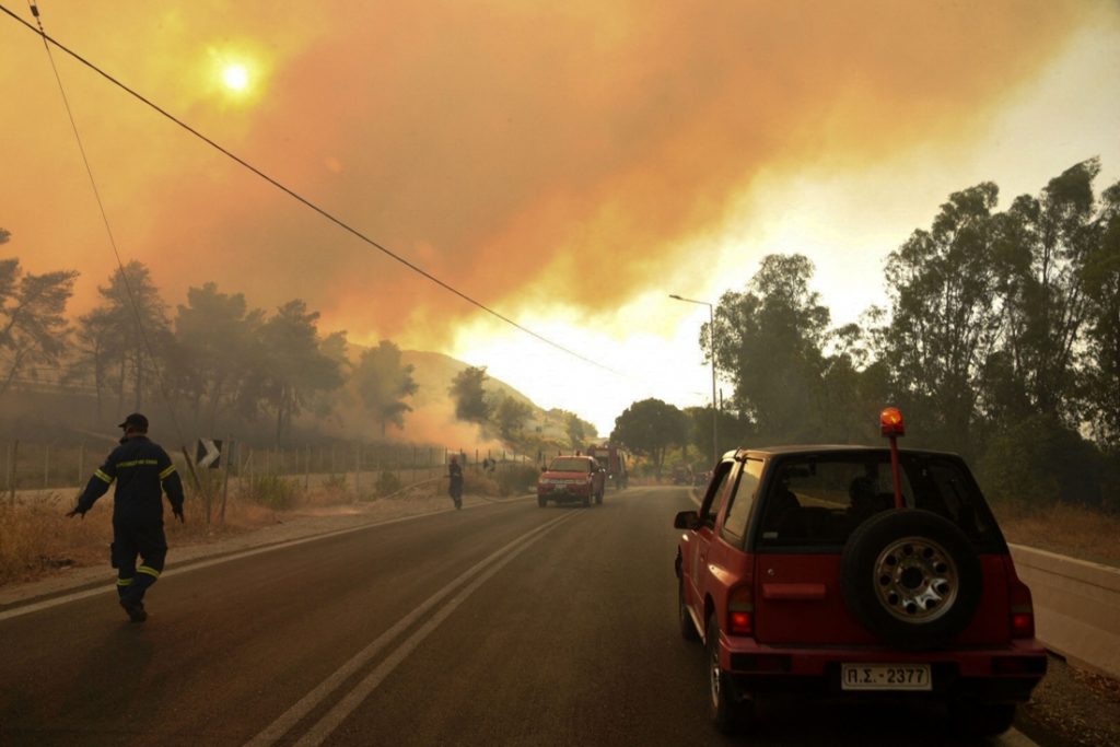 Historisch lange hittegolf: dorpen op Griekse schiereiland ontruimd wegens bosbrand