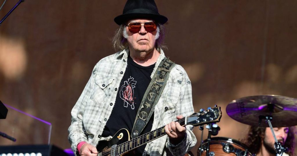 Neil Young calls for concert bans due to pandemic: 'They keep going just for the money' |  Famous