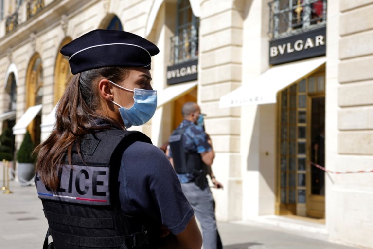 Stunning jeweler heist: police chase culprits on the streets of Paris, suspect leaves bag full of jewels