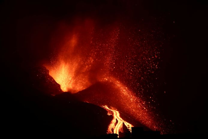 The mass, which has a temperature of around 1,000 degrees, escaped Saturday after the collapse of the north side of the volcanic cone in Cumber Vieja.