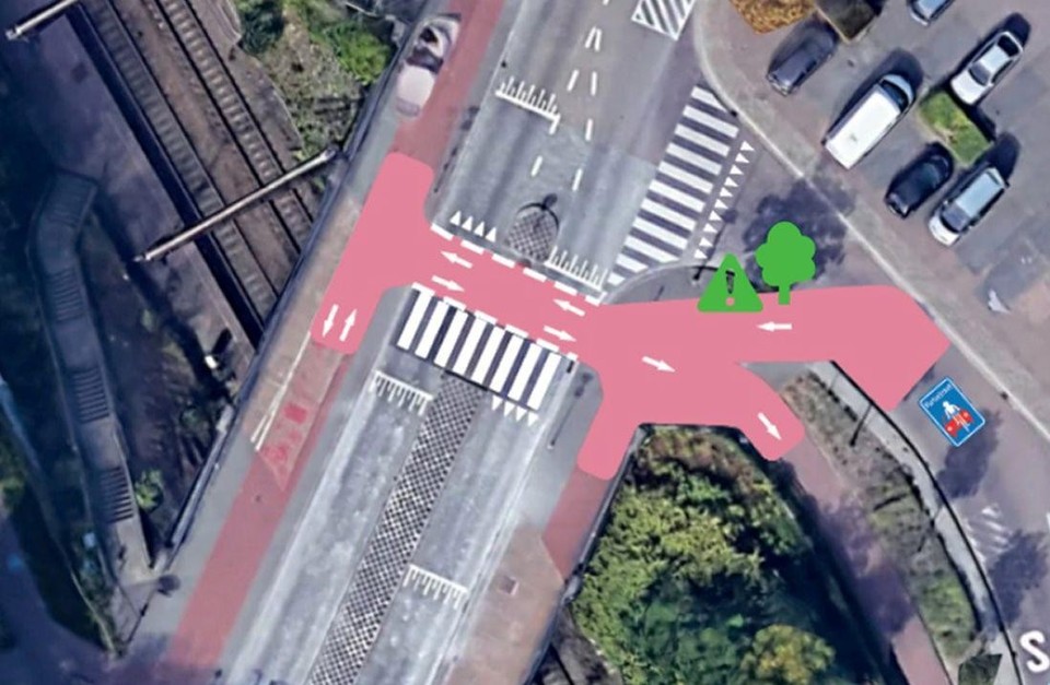 Red markings for added visibility at the intersection with the Deurnestraat. 