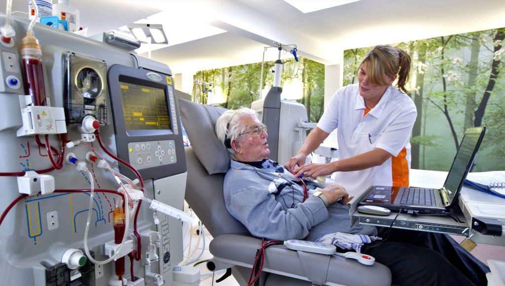 Elderly patients with kidney damage have a choice: hemodialysis or conservative treatment