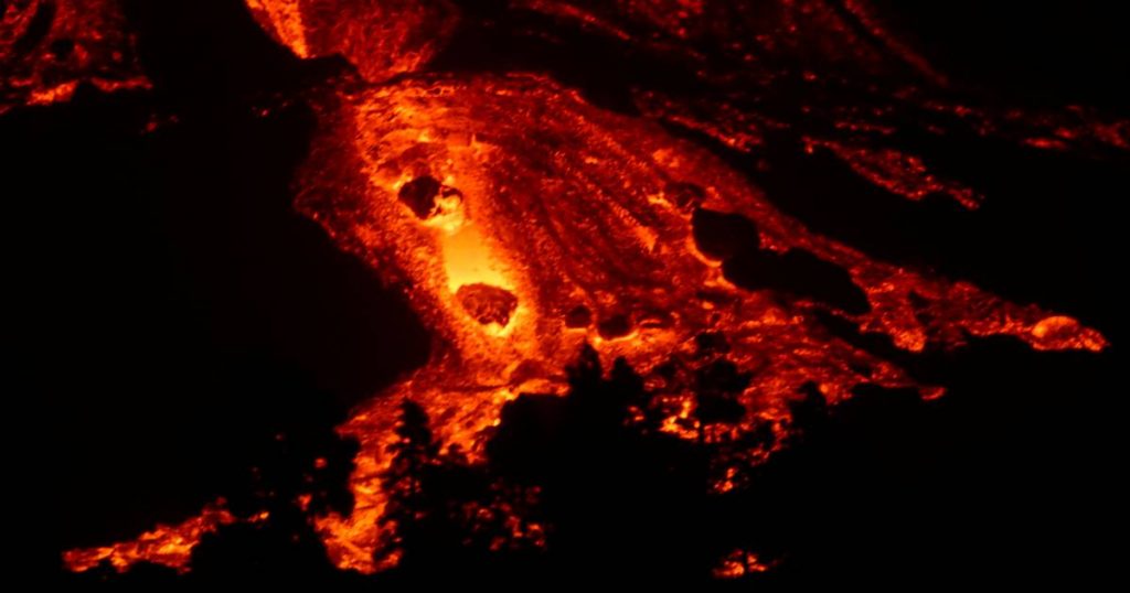 Lava flows 'like a tsunami' from La Palma volcano |  Abroad
