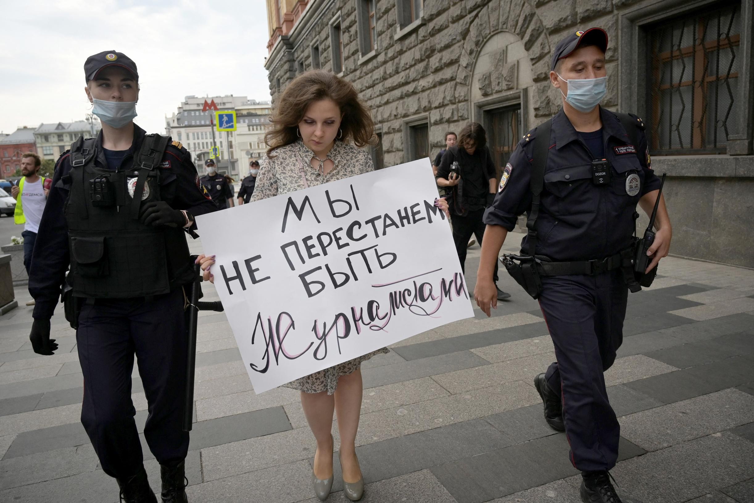 Почему протестуют против. Табличка протест. Иностранный агент фото. Российская журналистика. Митинги против закона о иноагентах.