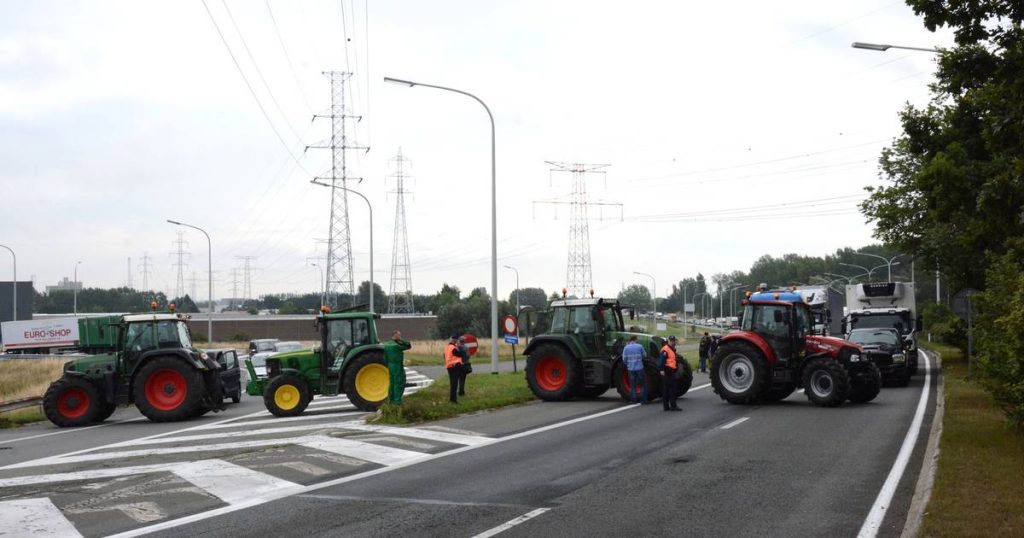Angry farmers drive tractors in several Flemish towns on Wednesday |  the interior