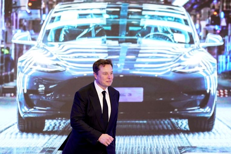 Musk lets millions of Twitter users decide on Tesla posts