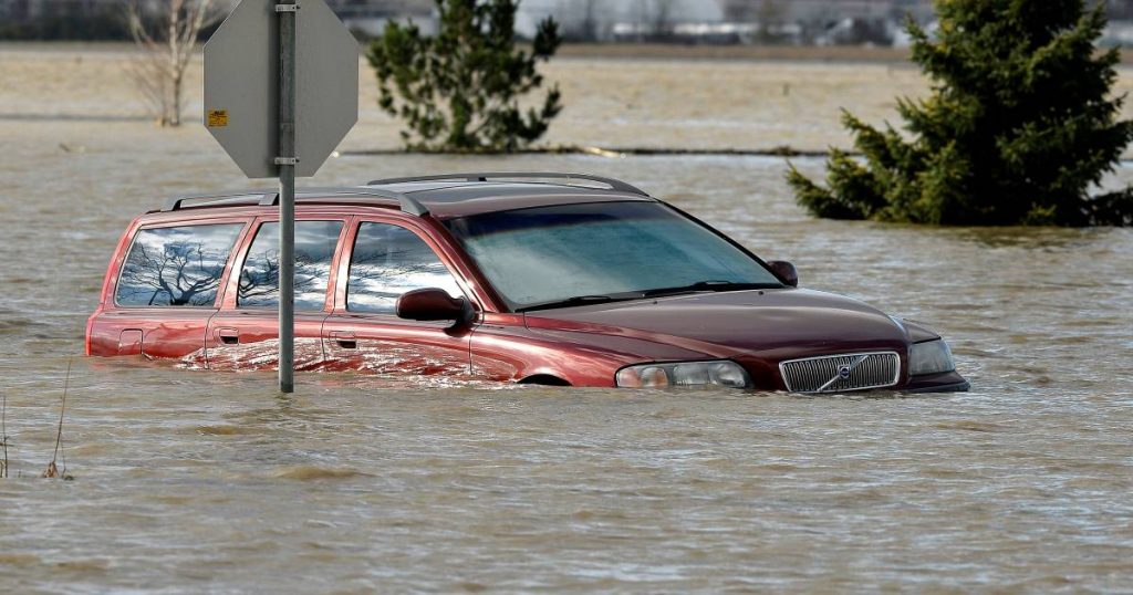 Travel restrictions and fuel rationing after floods in western Canada |  Abroad