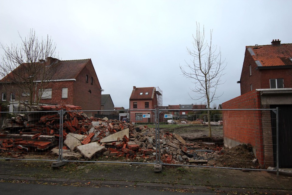 The oldest houses have already fallen to the ground. 