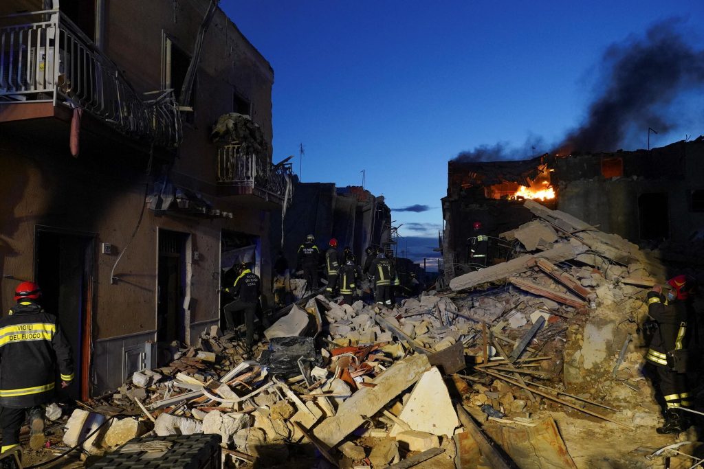 Collapsed buildings after an explosion in Sicily: Three dead,...