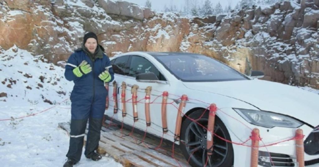 Angry driver Tesla blows up his car with 30 kg of dynamite |  Leadership