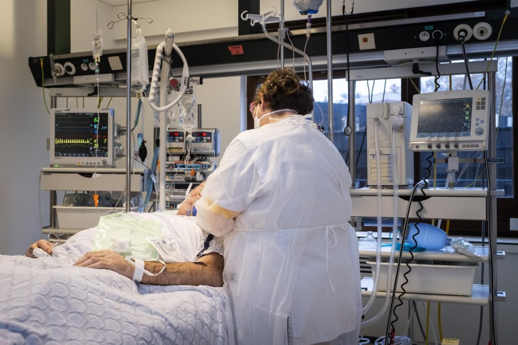Nearly 800 Covid patients are in intensive care